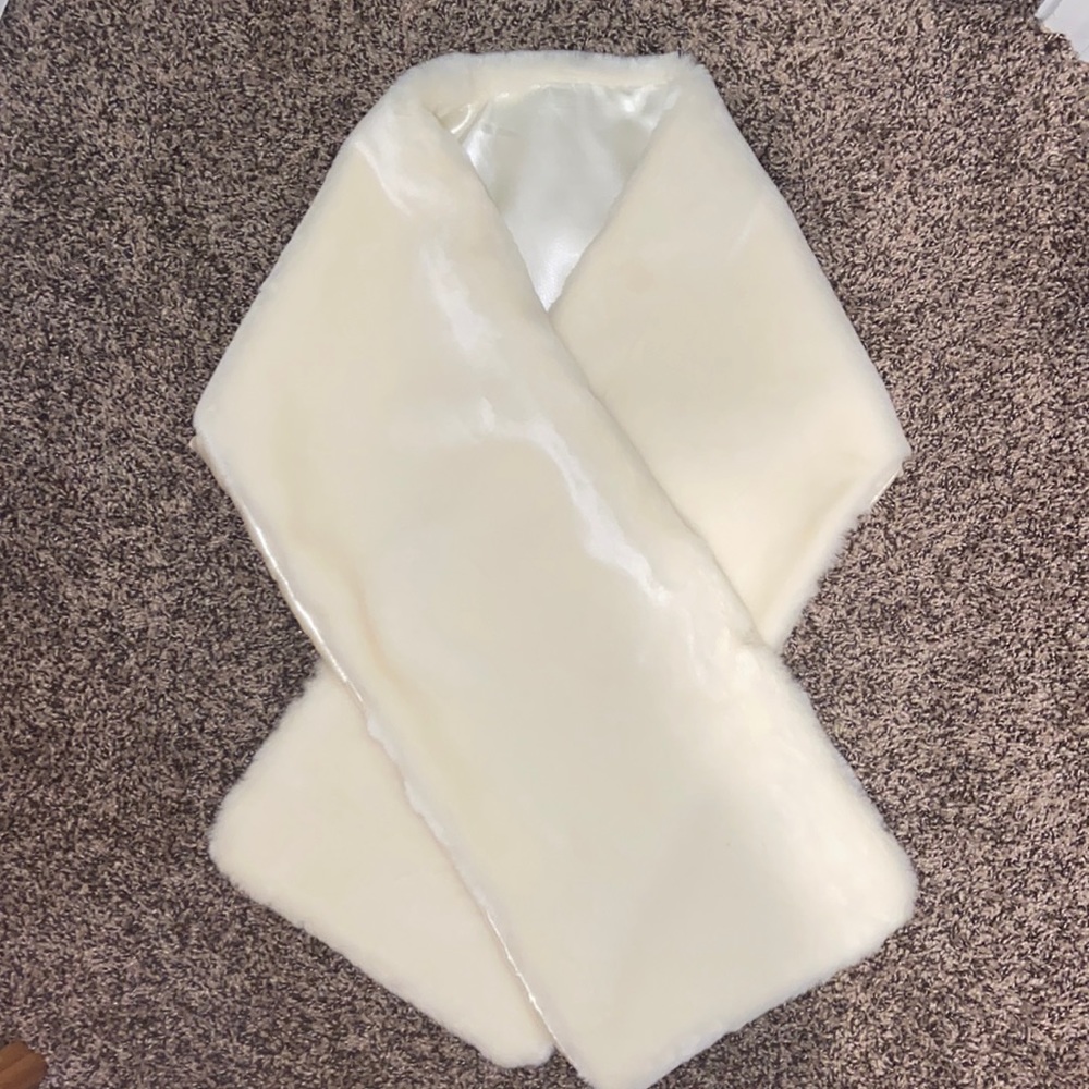 Ivory fur shawl with hook